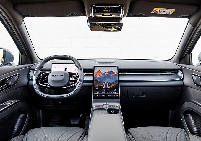 Tiene un interior con líneas limpias y una gran pantalla multimedia central