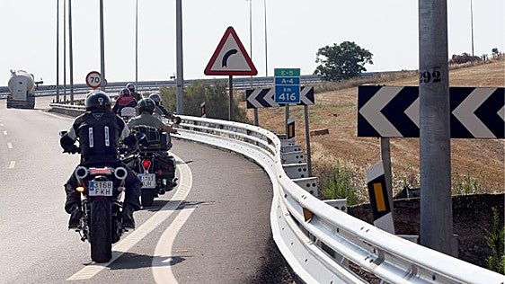 Los motoristas «conquistan» el arcén: el 95% apoya la nueva regulación que permite su uso para evitar congestiones