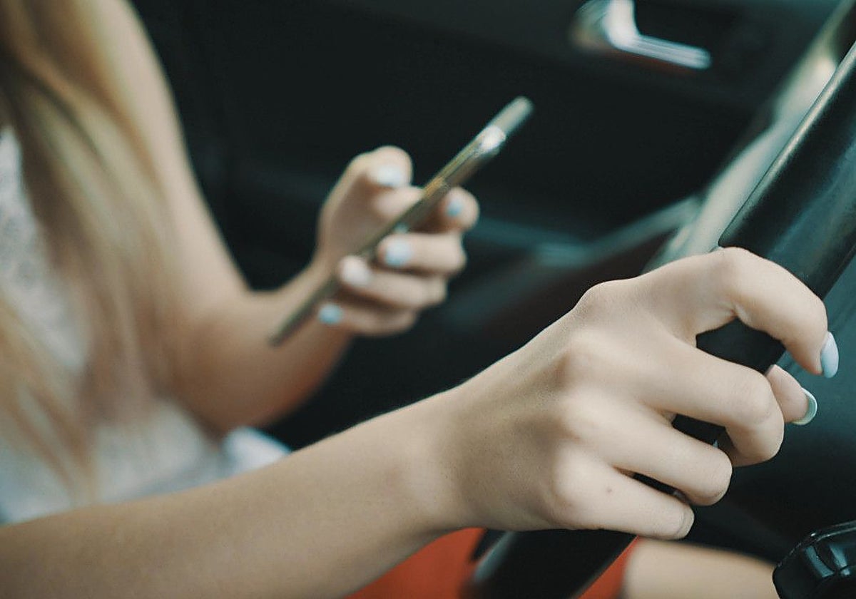 Las pantallas y los smartphones se convierten en una trampa mortal al volante