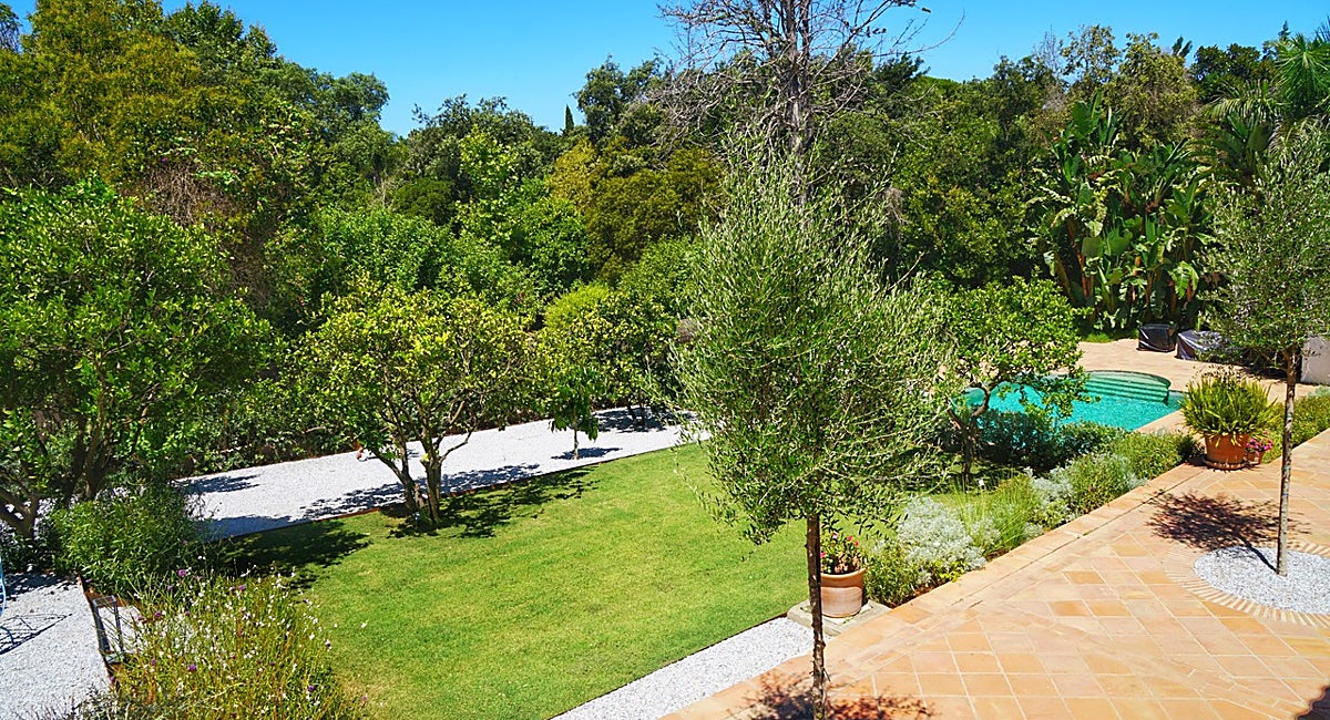 Jardín en Sotogrande realizado por Verónica de Torres Landscape Services