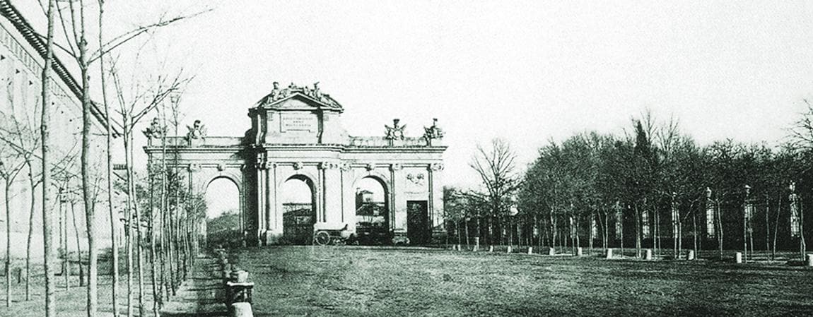 1855. Una de las primeras fotografías de La Puerta de Alcalá.