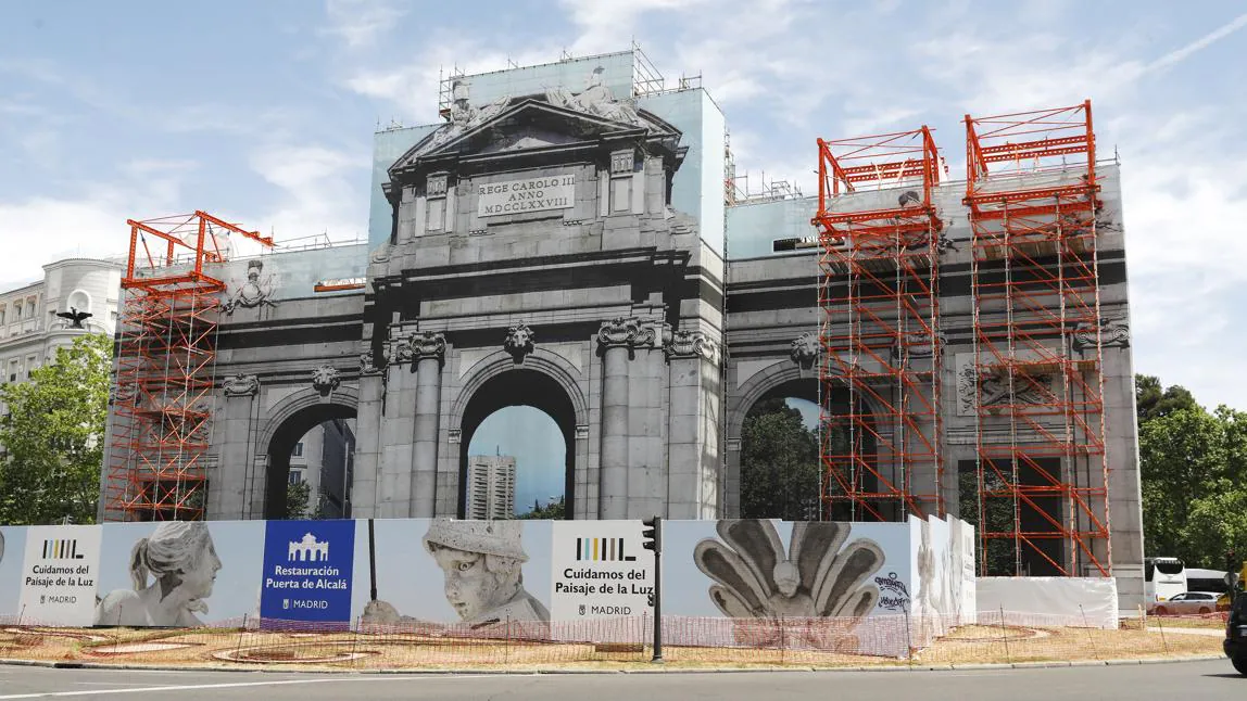 La Puerta de Alcalá cubierta por una lona que replica el monumento, durante los trabajos.