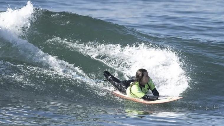 Sarah Almagro durante una competición de surf adaptado