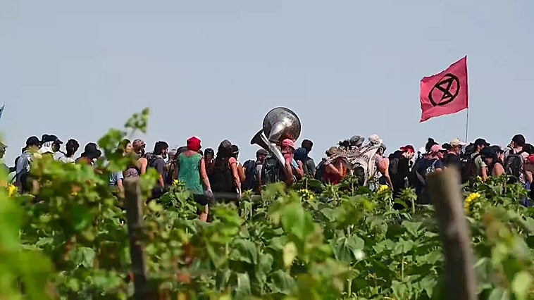 Miles de personas marchan en la localidad francesa de Vienne contra la construcción de embalses