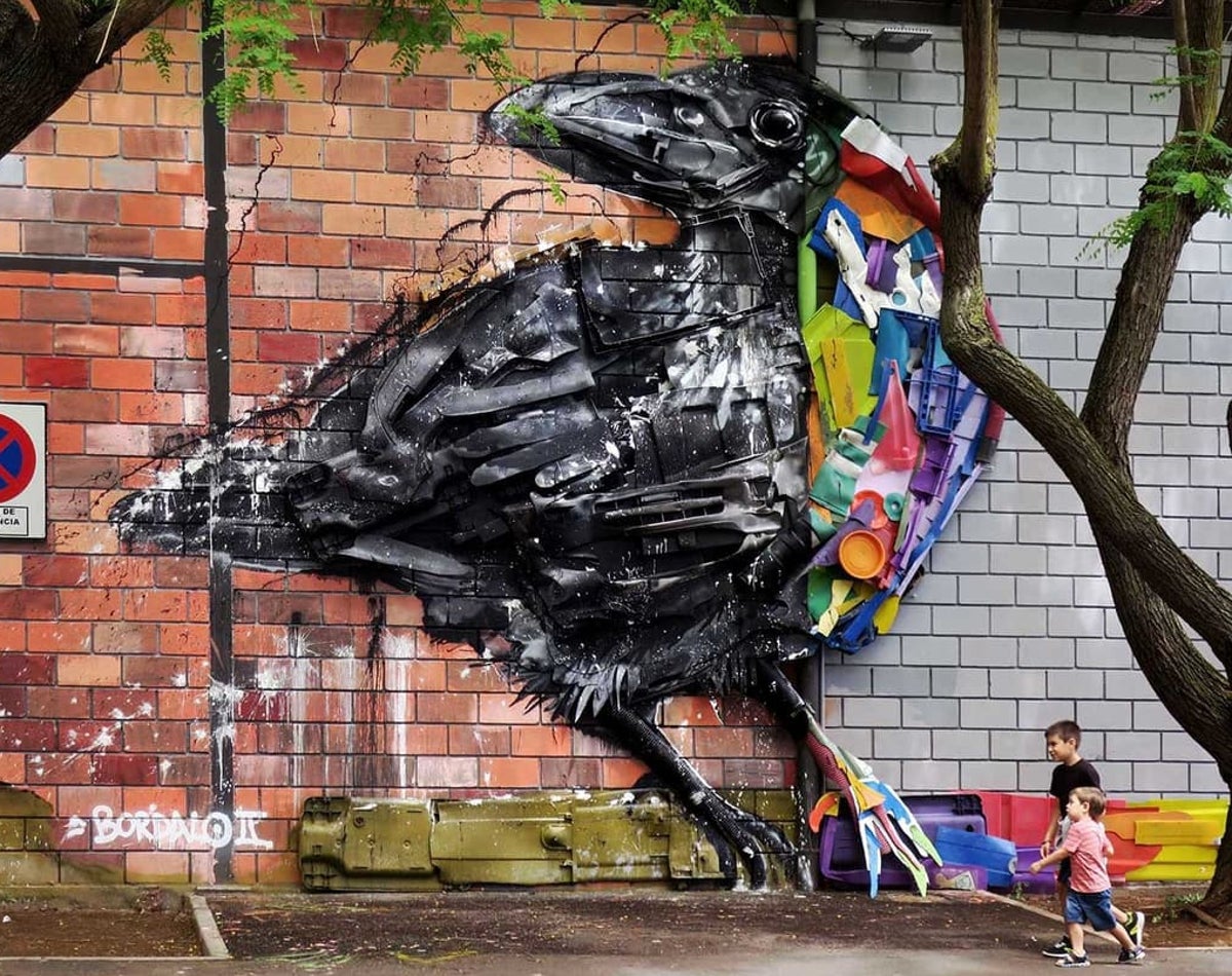Los grandes murales de Bordalo II hechos con basura reciclada nos hablan del sobreconsumo y el desperdicio