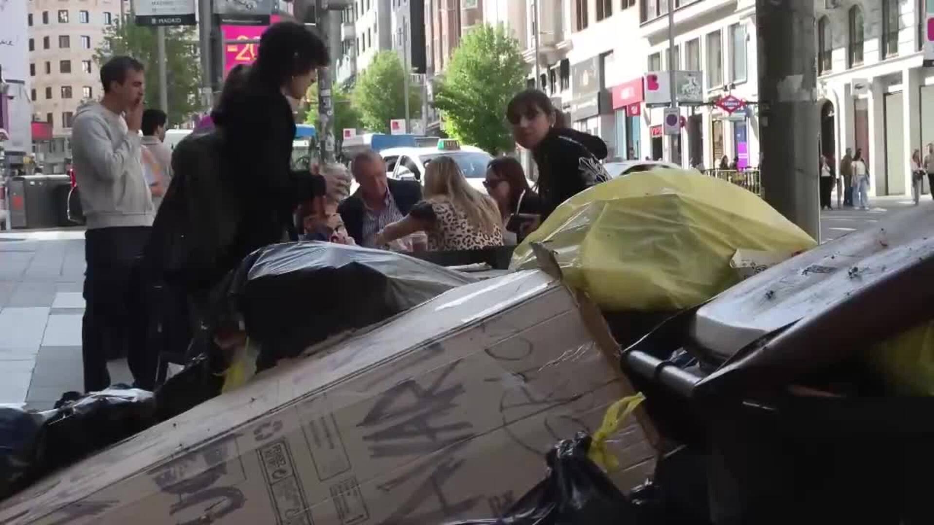 Las bolsas de basura se acumulan en las calles de Madrid mientras ...