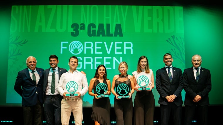 Los premiados de esta edición junto a representantes del Real Betis Balompié