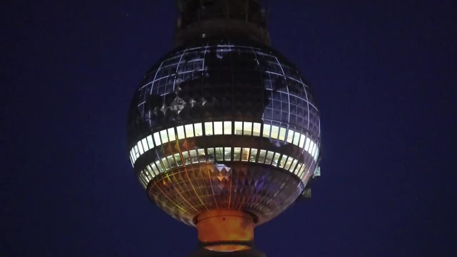 Activistas de Greenpeace protestan en Berlín antes del arranque de la COP30