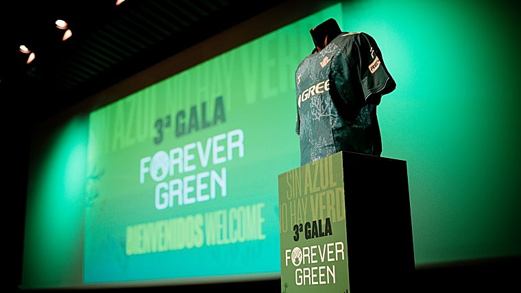 La camiseta del Betis está realizada con algas y plásticos recogidos del mar.