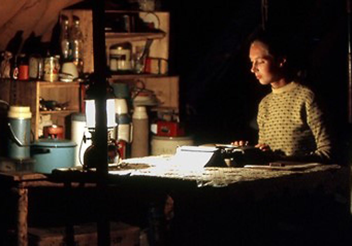 Una joven Jane Goodall  toma nota durante sus primeras investigaciones