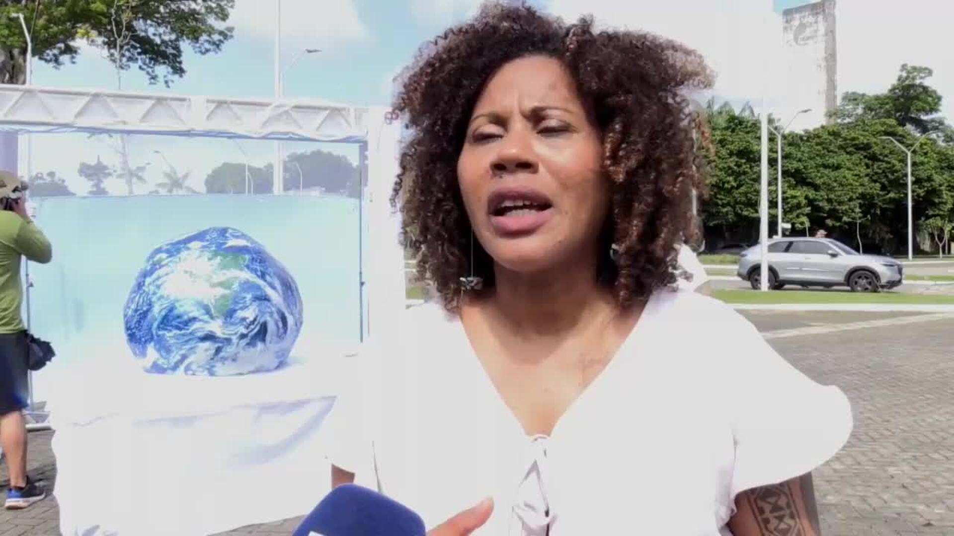 Con muñecos de líderes mundiales como cirujanos Oxfam lleva a la Tierra a una sala de urgencias