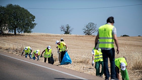 La basuraleza vuelve a las carreteras con la operación salida del verano