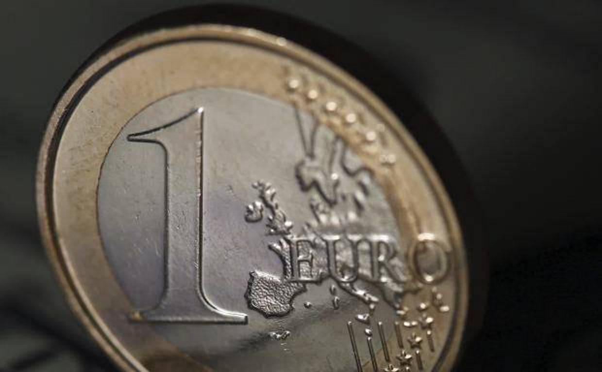 El euro marca mínimos de 2002 frente al dólar