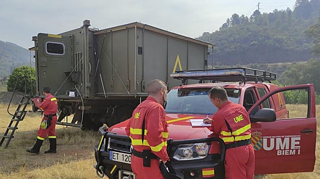 Miembros de la UME en un puesto de control
