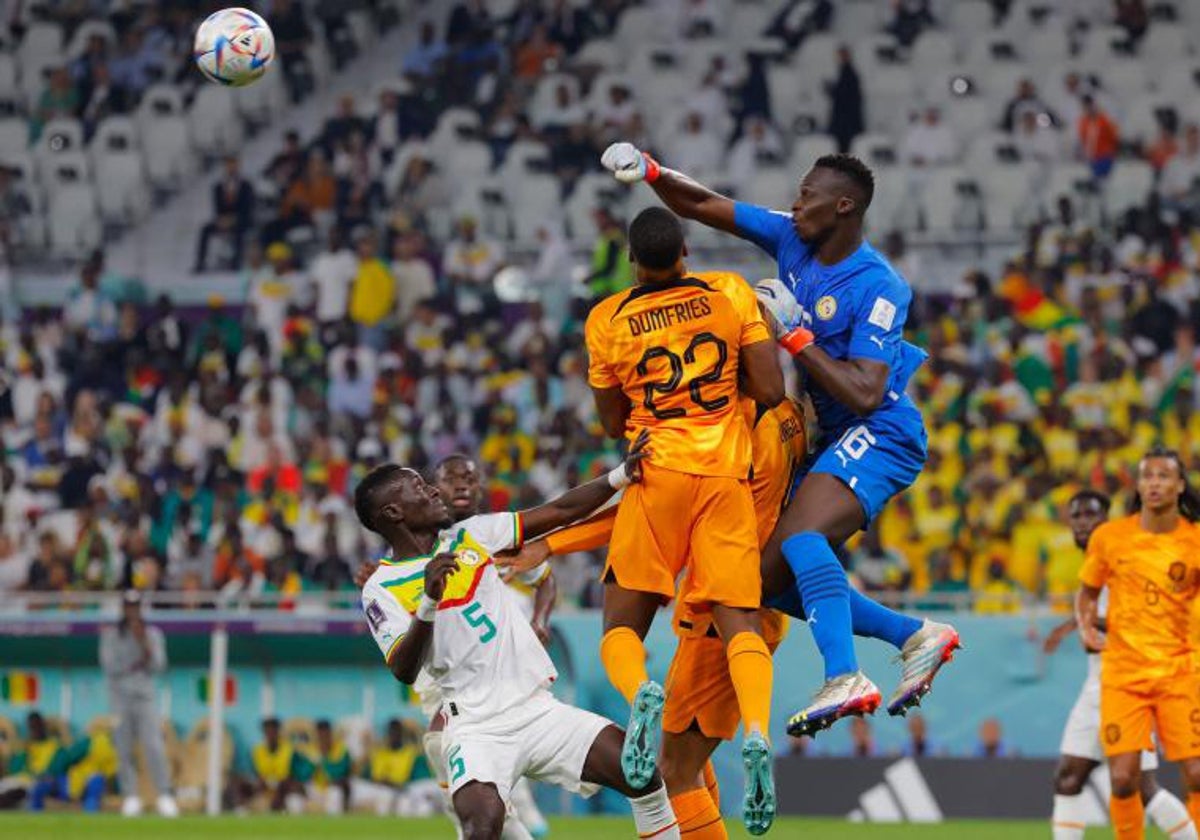 Mendy despeja el balón ante Dumfries