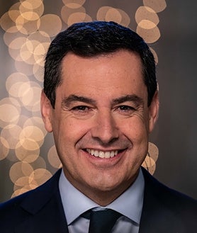 Imagen secundaria 2 - El presidente de la Junta eligió una cooperativa de aceite para lanzar su mensaje de Fin de Año y brindar con los trabajadores de la misma