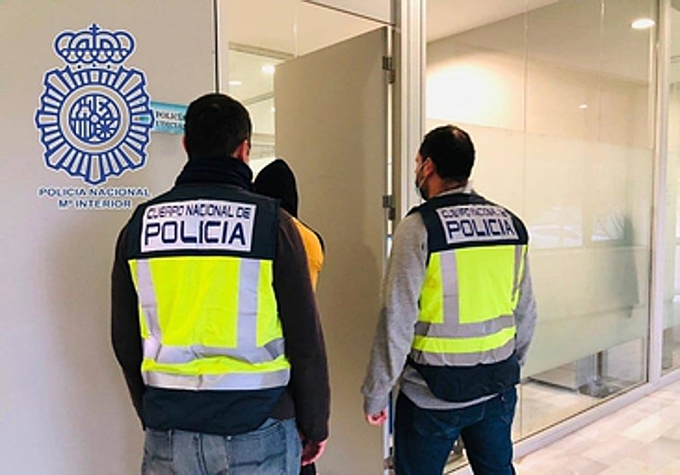 Imagen de archivo de la Policía conduciendo a un detenido