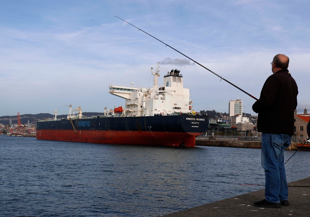 El petrolero, averiado, en el puerto de Vigo durante el fin de semana pasado