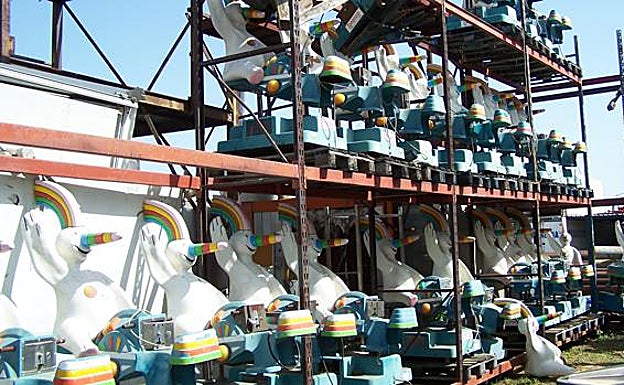 Las mascotas de la Expo, apiladas en un almacén de Alcalá