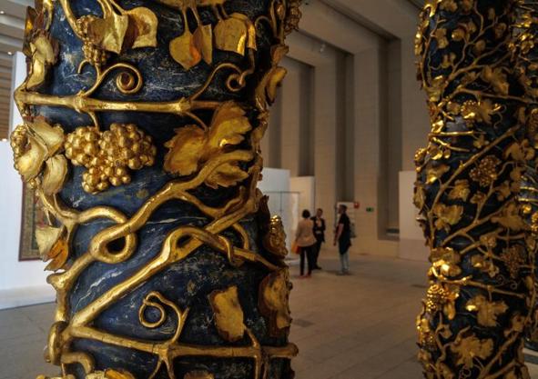 Imagen secundaria 1 - 1 - Sala con detalles decorativos del periodo de los Borbones. 2 - Columnas Salomónicas recién restauradas. 3 - Retrato de 'Carlos IV', de Goya