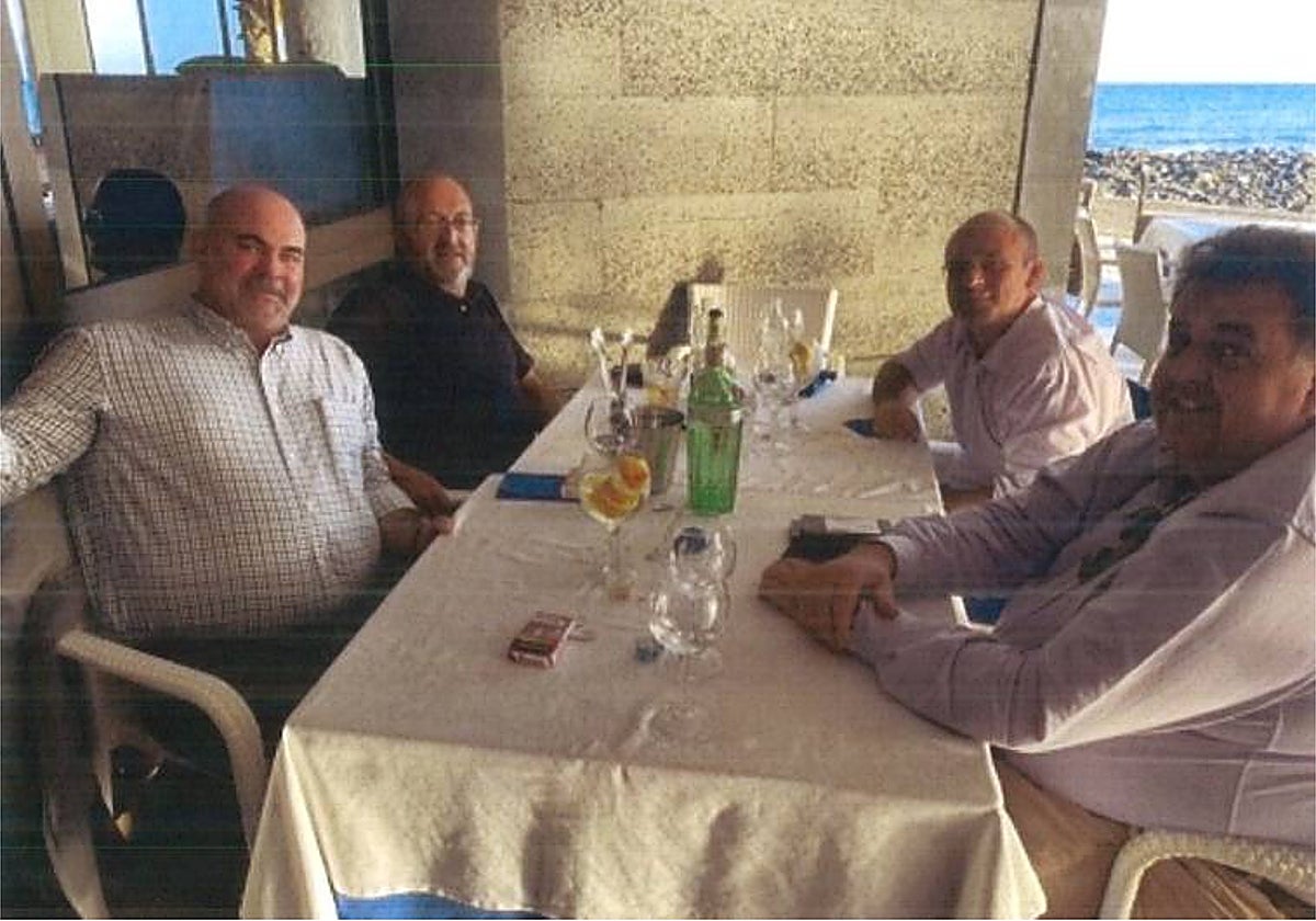 Navarro, Fuentes, Bautista y Fernández durante una comida