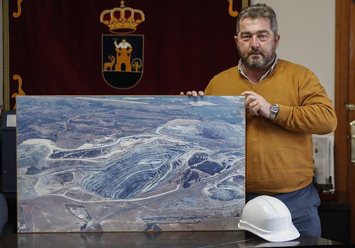 El alcalde de Aznalcóllar, Juan José Fernández, mostrando una foto de la mina