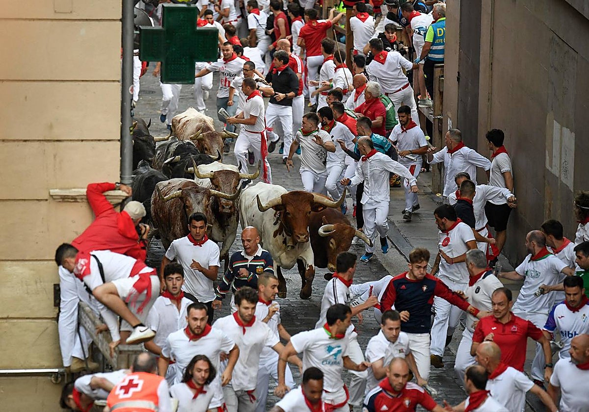 Los Cebada Gago dejan un emocionante y peligroso encierro en San Fermín