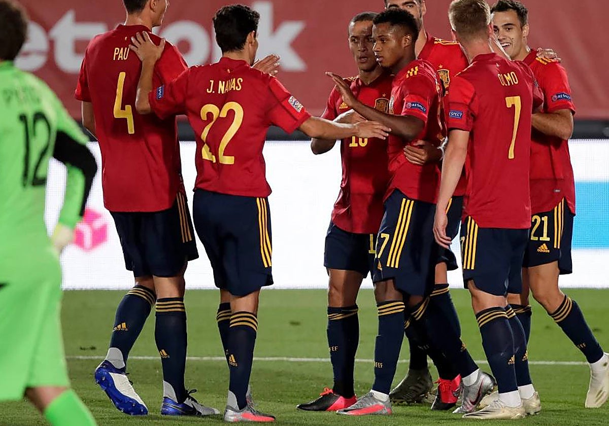 Jugadores de España durante la celebración de un gol