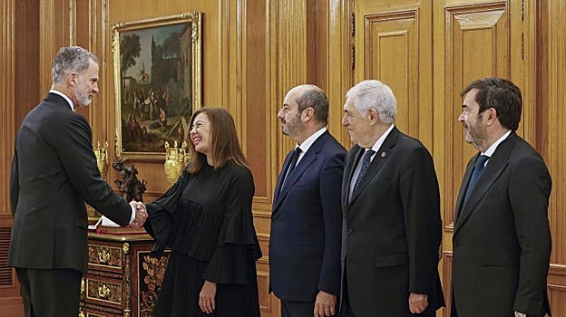 El Rey saluda a la presidenta del Congreso de los Diputados, Francina Armengol; el presidente del Senado, Pedro Rollán; el presidente del Tribunal Constitucional, Cándido Conde-Pumpido; y el presidente Consejo General del Poder Judicial, Vicente Guilarte