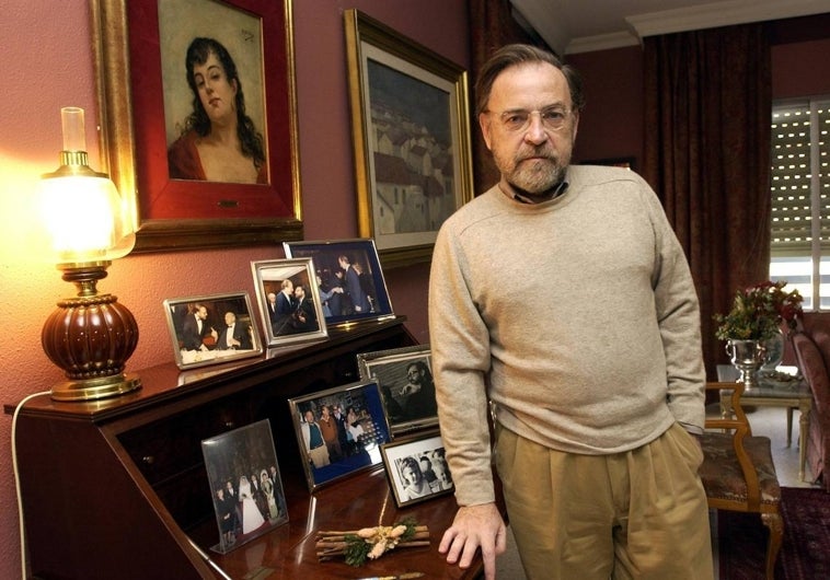 Antonio Burgos en una imagen de 2002, en su casa junto a fotografías de su vida profesional y familiar