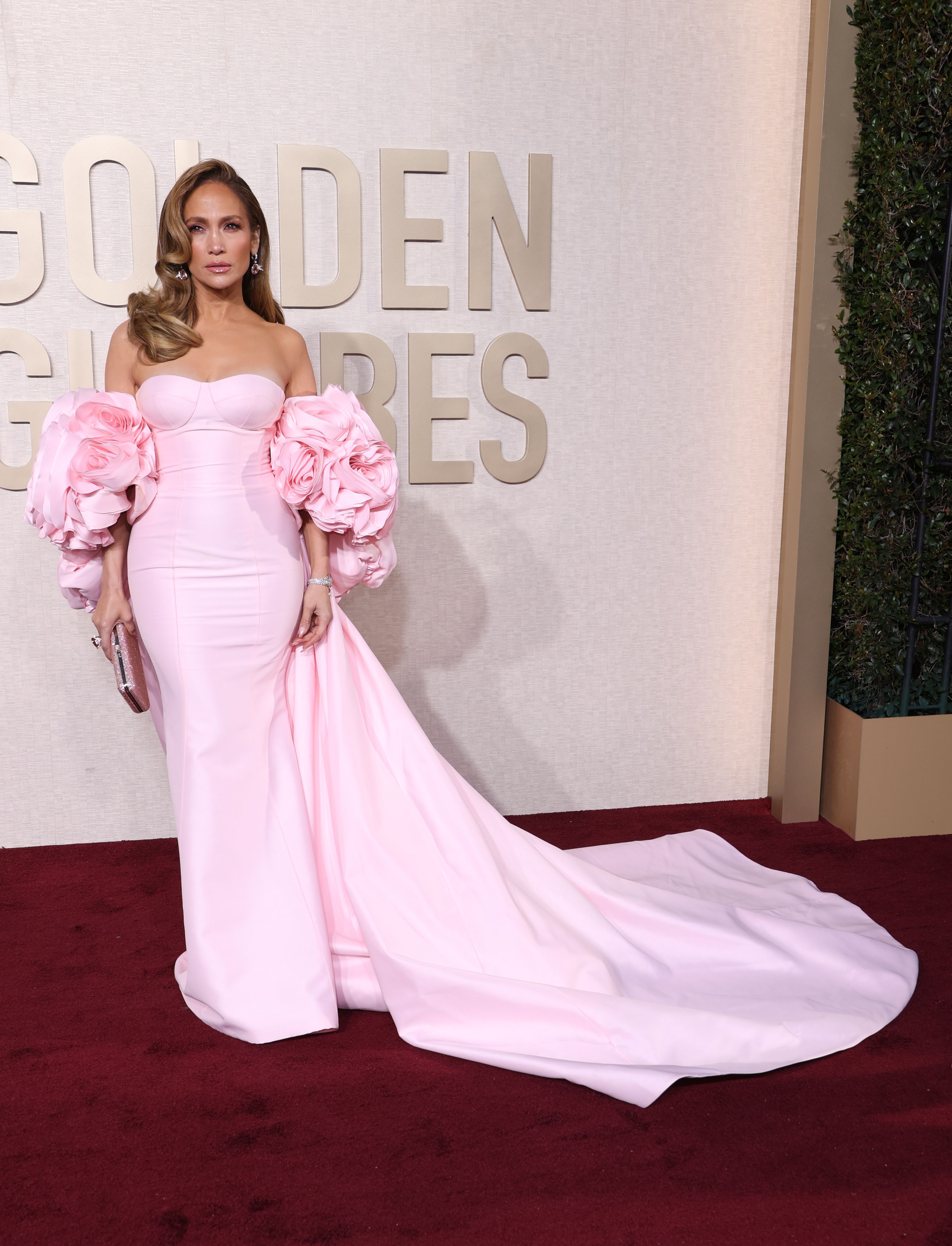 J.Lo vestida de rosa bebé en los Globos de Oro (de Valentino) confirmó que esta tonalidad sigue siendo una de las favoritas en las alfombras rojas.
