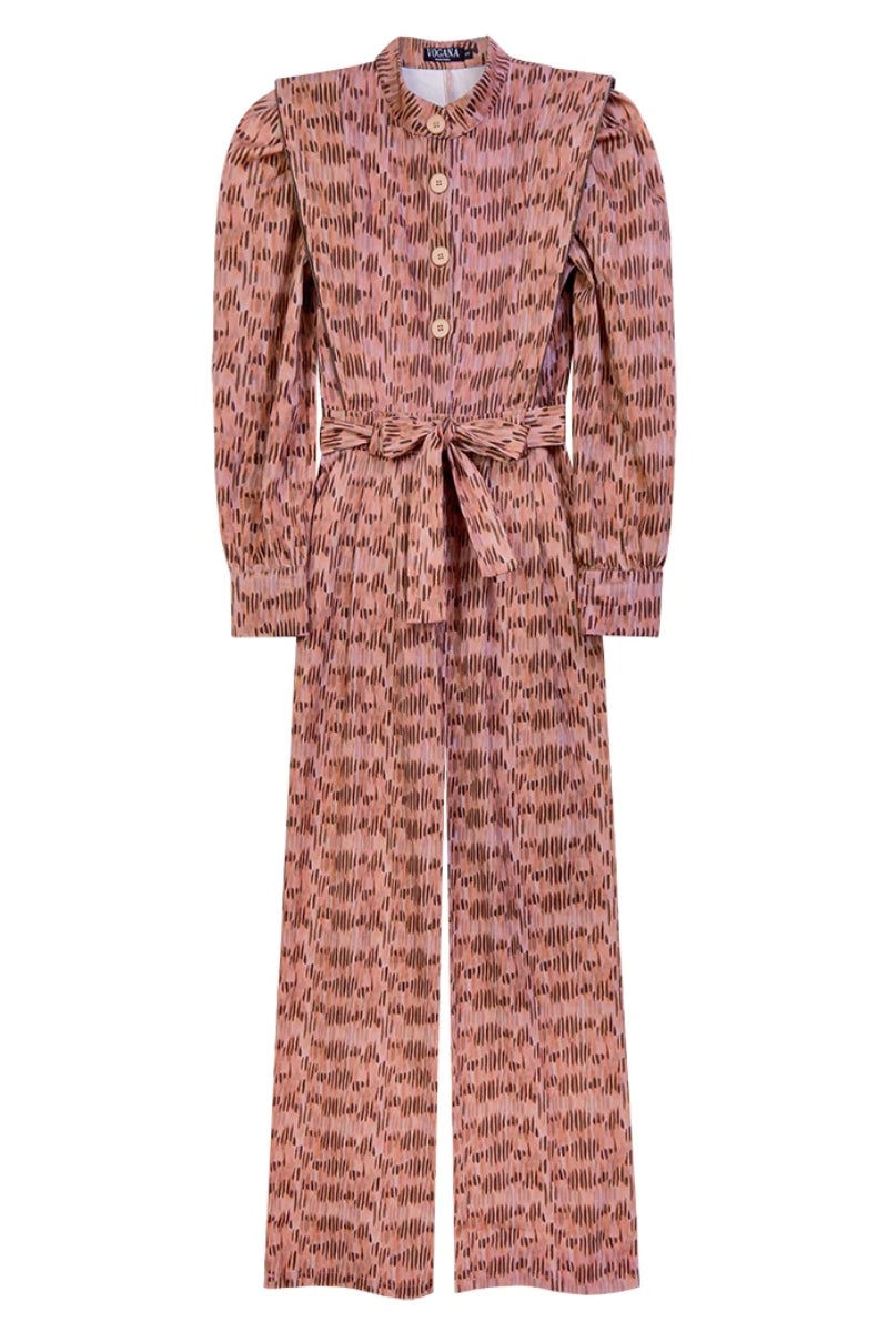 Vogana. Mono vaquero confeccionado en algodón estilo tejano con diseño culotte, manga larga con hombrera abullonada y solapas en hombros. Precio: 135€.