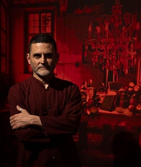 Imagen secundaria 2 - En las imágenes, el pintor muestra los pigmentos puros que emplea para sus cuadros