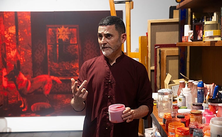 Imagen principal - En las imágenes, el pintor muestra los pigmentos puros que emplea para sus cuadros