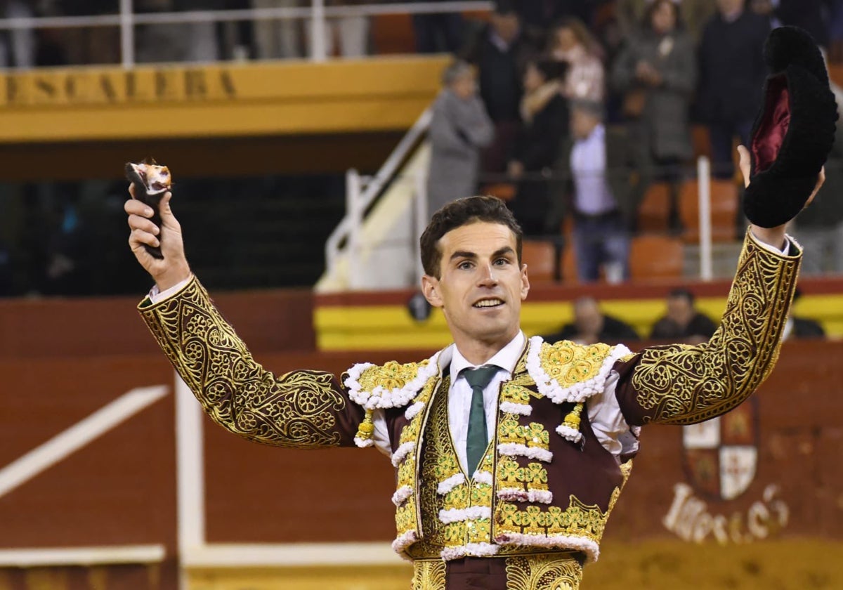 Adrián pasea la oreja del quinto