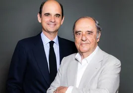 Juan March de la Lastra, presidente de Banca March (izq.) junto a su padre, Carlos March Delgado