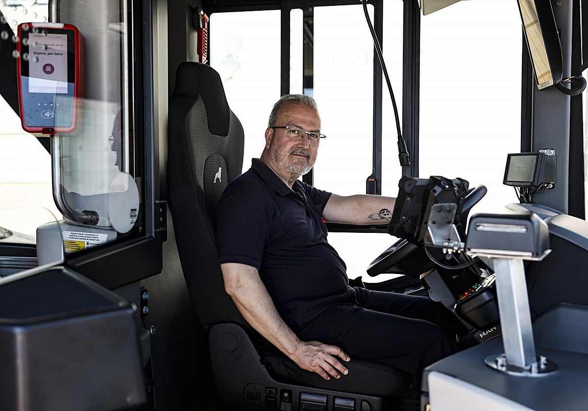 Imagen del conductor de la EMT que llevó a una mujer a un hospital después de dar a luz en el autobús