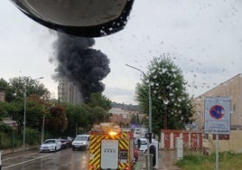 Los Bombers trabajan en un incendio en una empresa de Martorell (Barcelona)