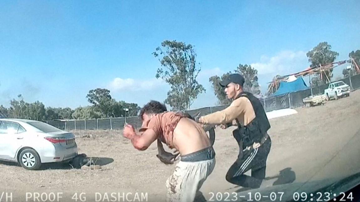 Captura de un vídeo en la que un terrorista de Hamás se lleva secuestrado a uno de los participantes en el festival Nova