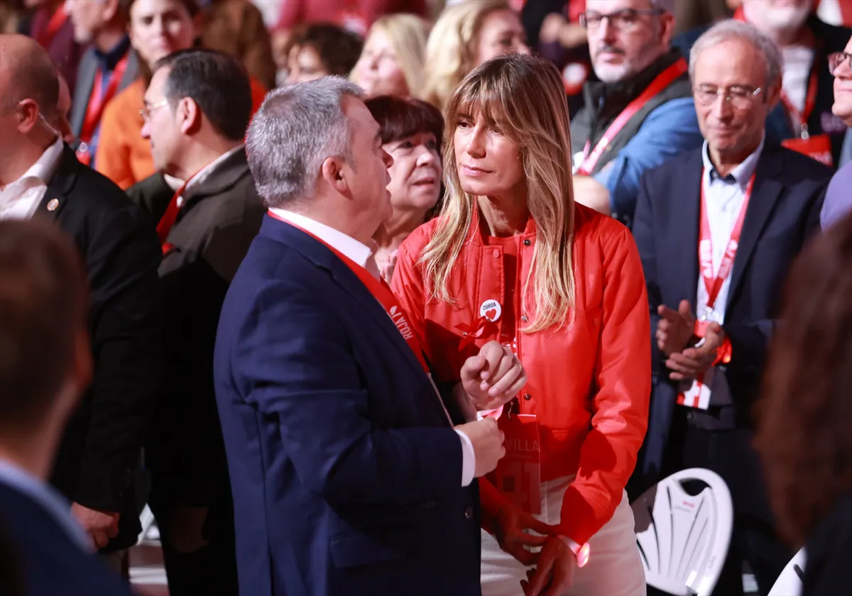 El secretario de Organización del PSOE, Santos Cerdán, y la esposa del presidente del Gobierno, Begoña Gómez