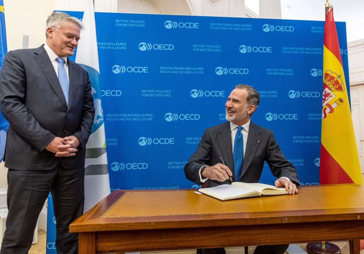 El secretario general de la OCDE, Mathias Cormann, junto al Rey Felipe VI en un acto oficial