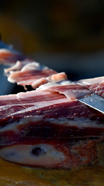 Un experto corta un jamón ibérico