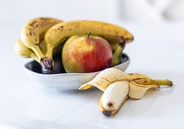 Ni plátano ni manzana: la fruta que fortalece la memoria y reduce el deterioro cognitivo según Harvard