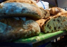 Un experto panadero desvela los ingredientes que debe tener un buen pan de supermercado: «Aunque no es fácil...»