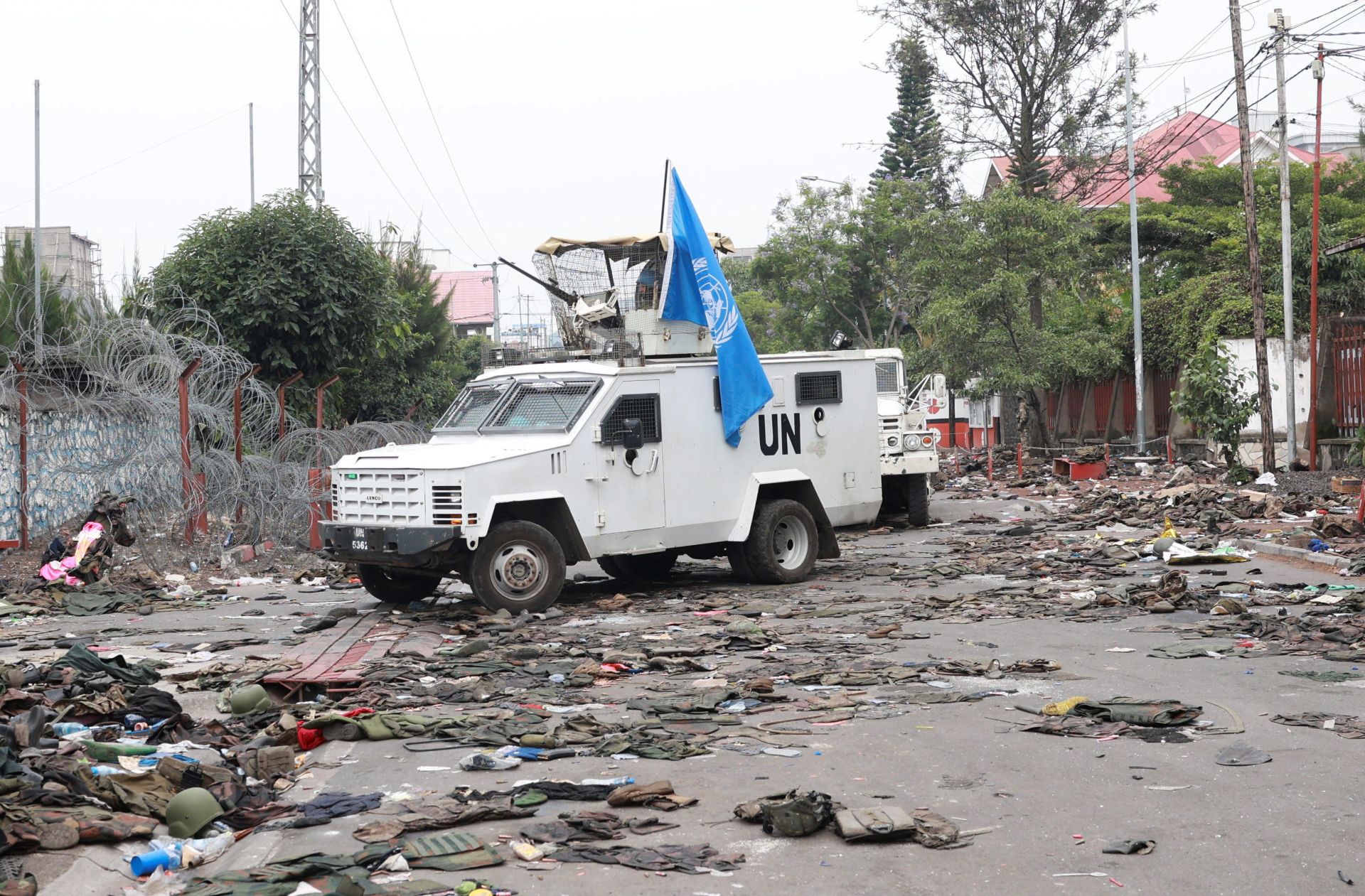 Imagen secundaria 2 - Protestas en Kinshasa. Mercenarios rumanos hacen cola para ser examinados mientras son evacuados de Goma y un vehículo de la misión de la ONU MONUSCO en los enfrentamientos