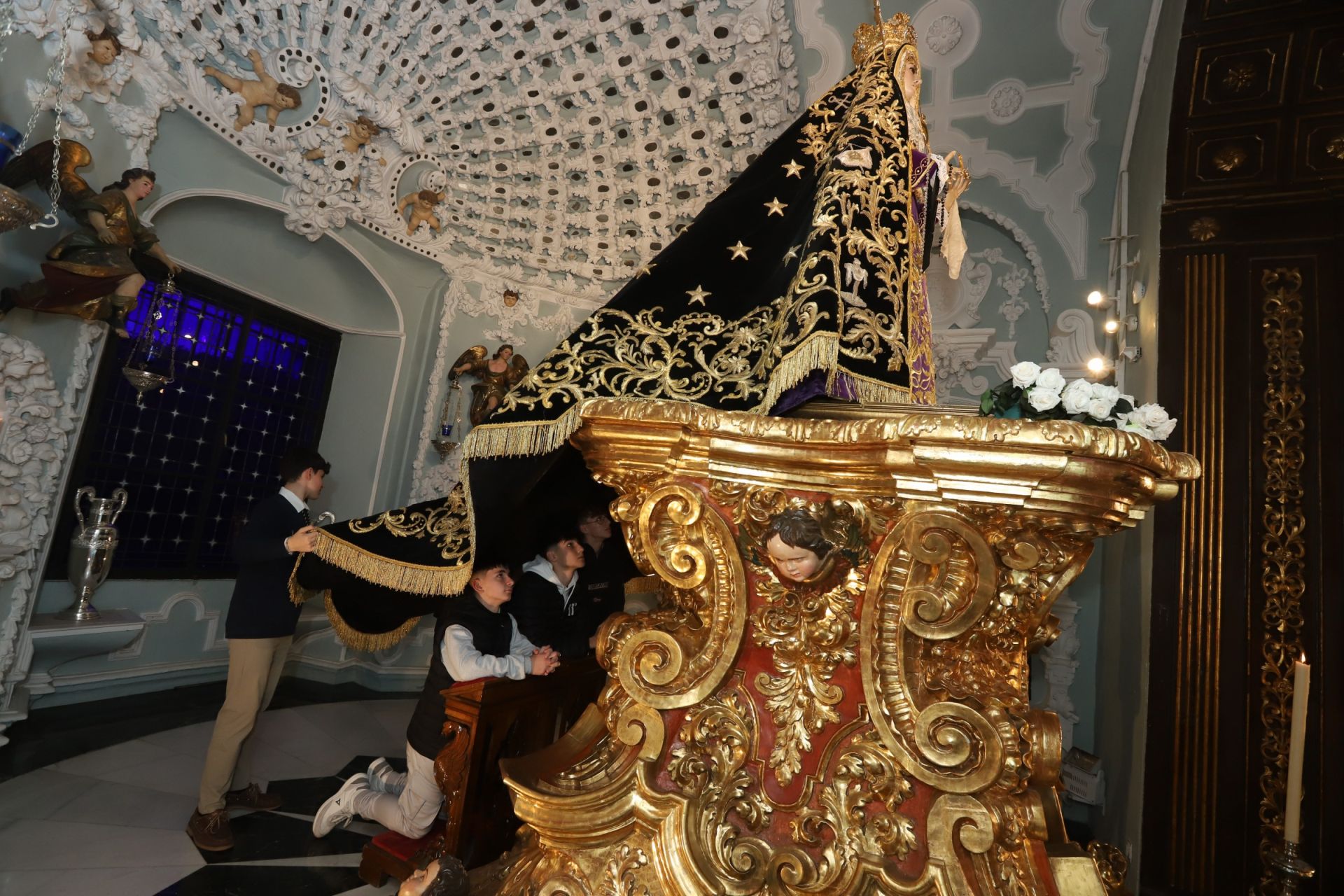 Los niños bajo el manto de la Virgen de los Dolores de Córdoba, en imágenes