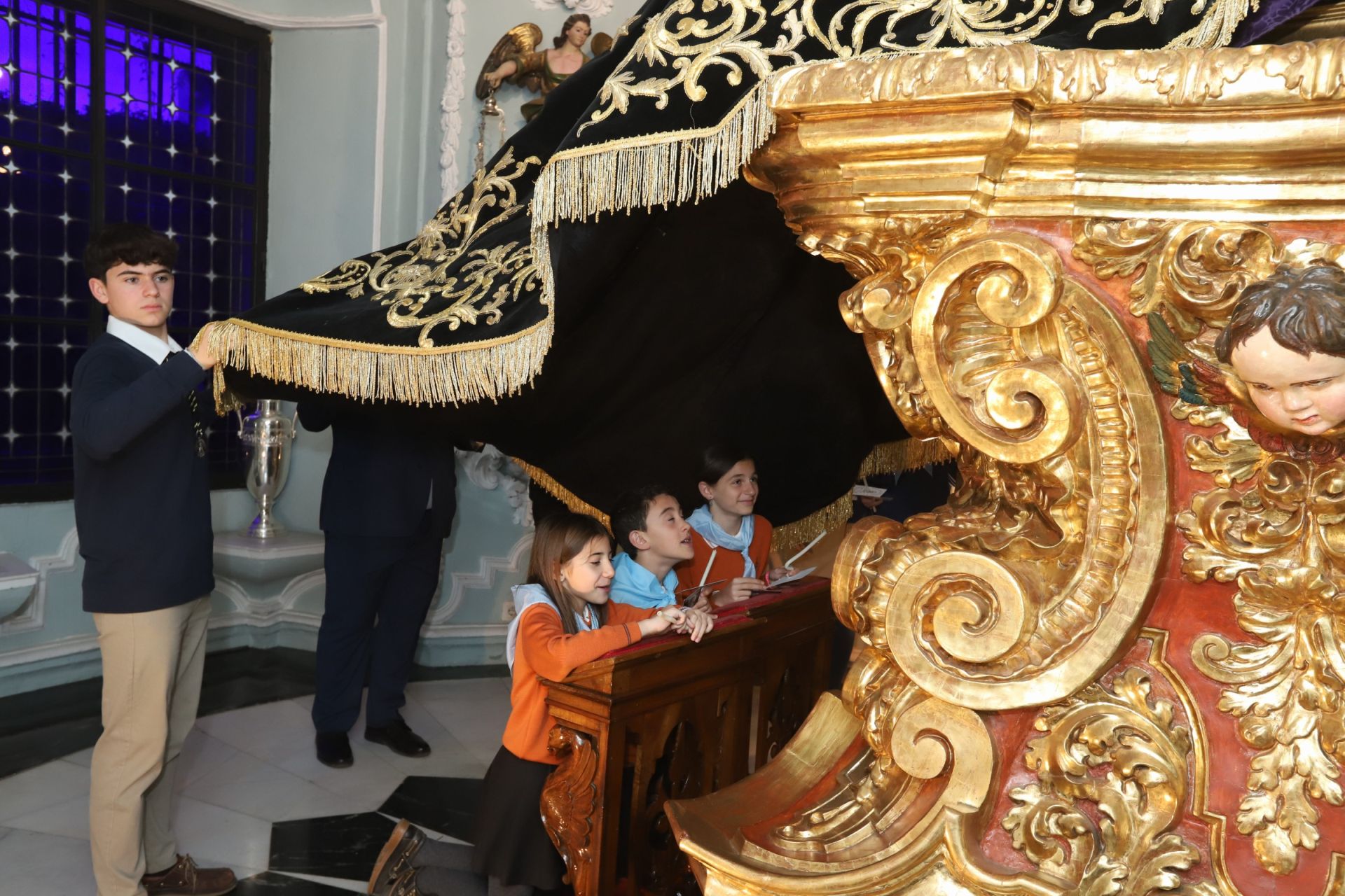 Los niños bajo el manto de la Virgen de los Dolores de Córdoba, en imágenes