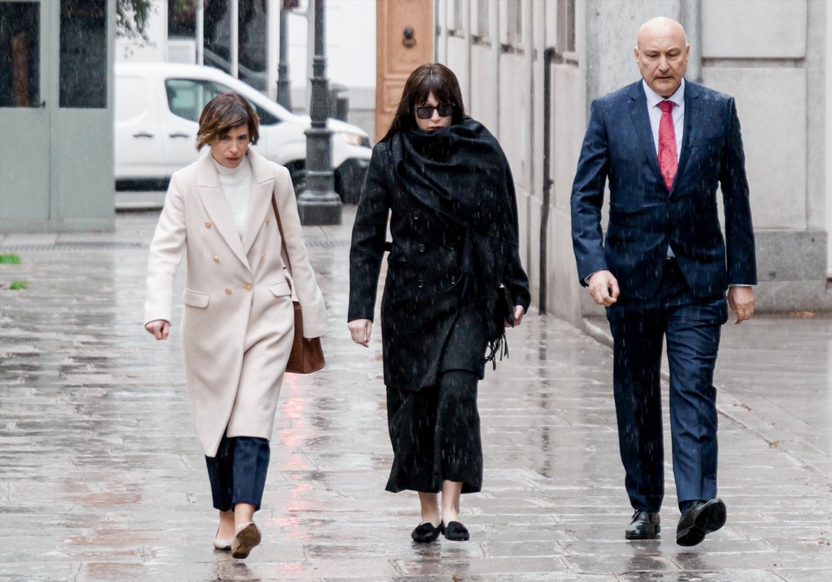 Jessica Rodríguez (centro) en el Tribunal Supremo