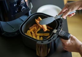 Una experta en electrodomésticos explica cuál es la forma correcta de limpiar una air fryer: «Dependerá de...»