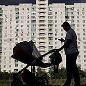 Van a un bar en España y les cobran este cargo en la cuenta por el carrito de bebé